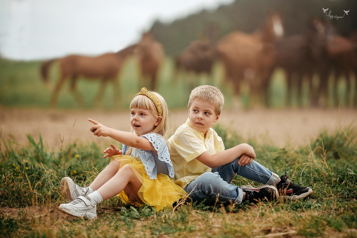 Nuostabi šeimos fotosesija su žirgais Lietuvos žirgyne
