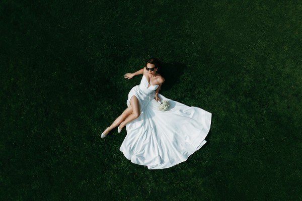 Vestuvių fotografas Vilniuje – meniška nuotakos nuotrauka iš drono