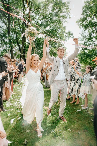 Džiaugsmingas jaunųjų išėjimas po ceremonijos, vestuvių fotografas Kaune